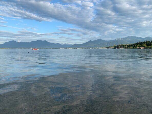 Chiemsee und Alpen von Prien aus